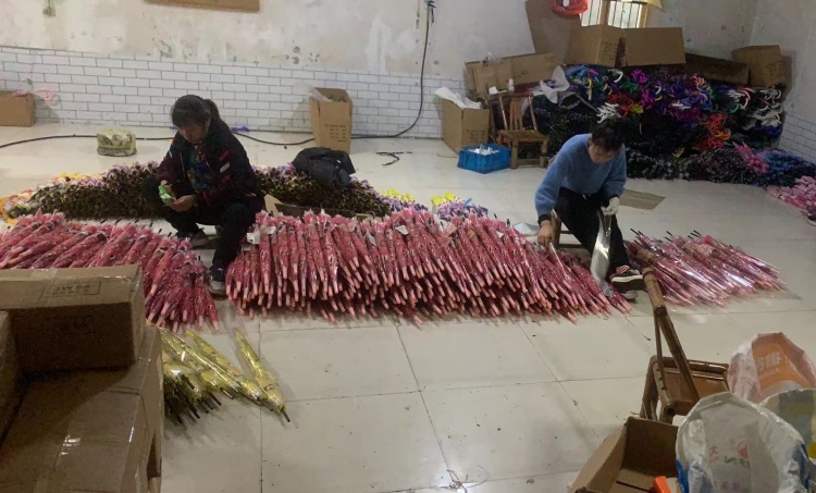 استفاده از تدارکات برای سفارشات چتر حمل و نقل به مشتریان هنگ کنگ